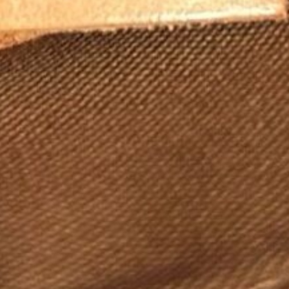 Authentic pre-love Louis Vuitton handbag this is pre-love, but in good condition - Picture 9 of 12